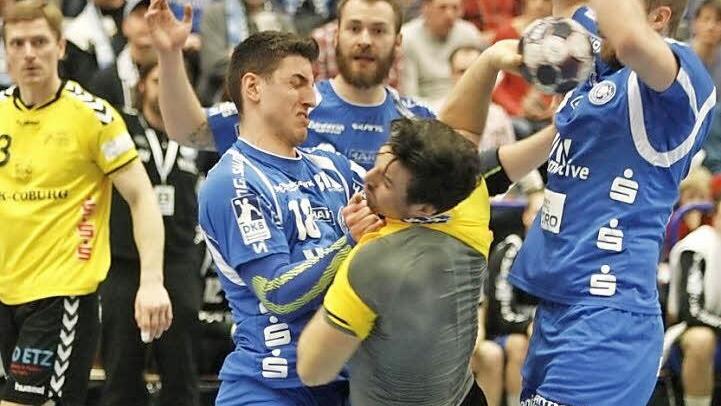 Auch das gehört zum Handball: Aggressivität am eigenen Kreis. In der 1. Bundesliga wird mächtig zugelangt, die Kreisläufer - in dieser Szene Coburgs Dominik Kelm - bekommt den Unterschied zwischen 1. und 2. Liga Woche für Woche extrem zu spüren. We seine Teamkollegen steht er oft auf verlorenem Posten. Foto: Iris Bilek
