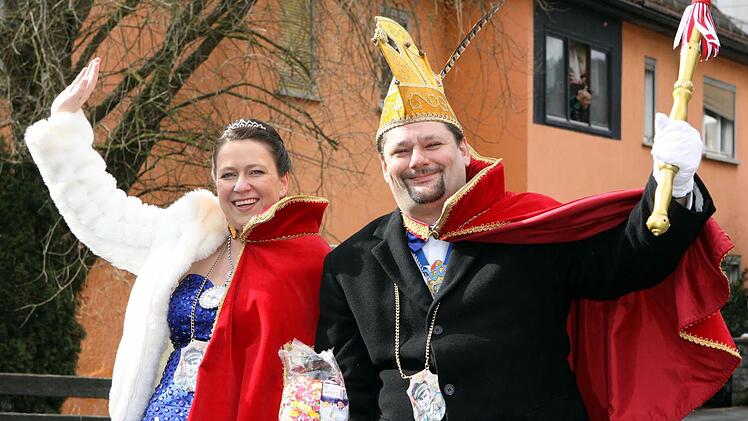 Die Kronacher Prinzessin Caro I hatte in Wallenfels ein "Heimspiel", deshalb musste natürlich auch Prinz Stefan II mit in die Flößerstadt.