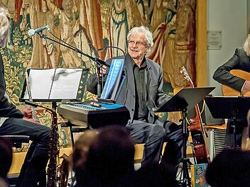 Wie beim Auftritt unlängst in Schweinfurt wird Paul Maar (Mitte) auch in Bamberg von den Musikern Konrad Haas (l.) und Wolfgang Stute begleitet.  Foto: Anand Anders