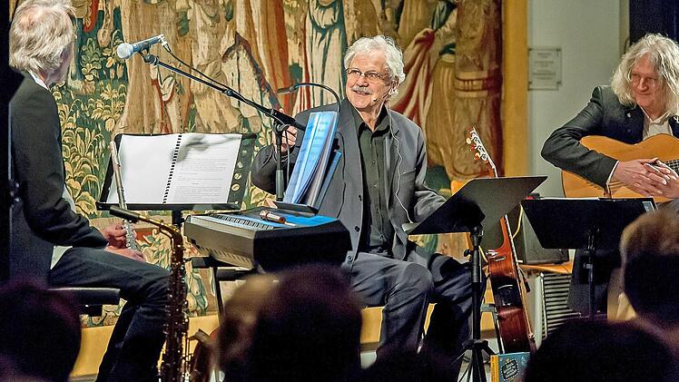 Wie beim Auftritt unlängst in Schweinfurt wird Paul Maar (Mitte) auch in Bamberg von den Musikern Konrad Haas (l.) und Wolfgang Stute begleitet.  Foto: Anand Anders