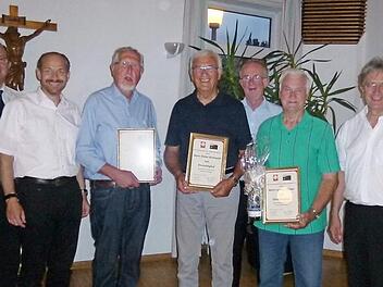 Hermann Wilz, Dieter Buchwald und Ludwig Melzer wurden durch den Caritas-Kreisverband für ihr jahrzehntelanges Wirken zum Wohle der Caritas zu Ehrenmitgliedern ernannt. Unser Bild zeigt v. l. Vorsitzenden Oswald Purucker, stellvertretenden Landrat Jörg Kunstmann, Hermann Wilz, Dieter Buchwald, Dekan Hans Roppelt, Ludwig Melzer und Vorsitzenden Hermann Hinterstößer. Foto: Oswald Purucker