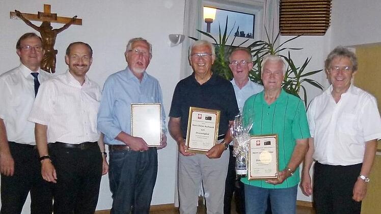 Hermann Wilz, Dieter Buchwald und Ludwig Melzer wurden durch den Caritas-Kreisverband für ihr jahrzehntelanges Wirken zum Wohle der Caritas zu Ehrenmitgliedern ernannt. Unser Bild zeigt v. l. Vorsitzenden Oswald Purucker, stellvertretenden Landrat Jörg Kunstmann, Hermann Wilz, Dieter Buchwald, Dekan Hans Roppelt, Ludwig Melzer und Vorsitzenden Hermann Hinterstößer. Foto: Oswald Purucker