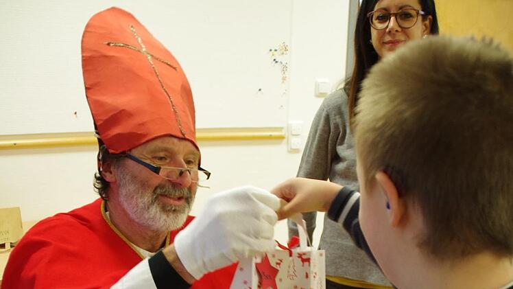 Der Nikolaus besuchte die Petra-Döring-Schule in Kronach. Foto: Marco Meißner
