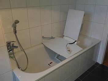 Oft sind es einfache Dinge wie ein Badewannenlift, die Senioren das Leben in den eigenen vier Wänden erleichtern.Landesarbeitsgemeinschaft Wohnungsanpassung Bayern