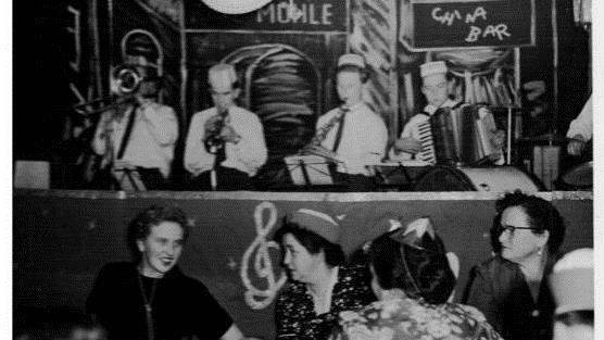 Die legendäre selbst gebaute Bühnendekoration (Moulin Rouge, China Bar) und die Gräfenberger Live-Band beim Faschingsball Foto: privat