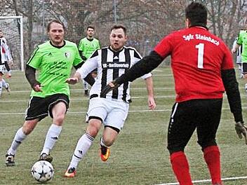 Die Steinbacher Alexander Krause (links) und Torwart Jason Kürschner (rechts) haben Glück, dass der Dampfacher Tim Wagner nicht mehr an den Ball kommt. Foto: Günther Geiling