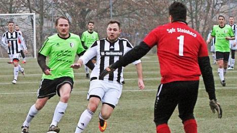 Die Steinbacher Alexander Krause (links) und Torwart Jason Kürschner (rechts) haben Glück, dass der Dampfacher Tim Wagner nicht mehr an den Ball kommt. Foto: Günther Geiling