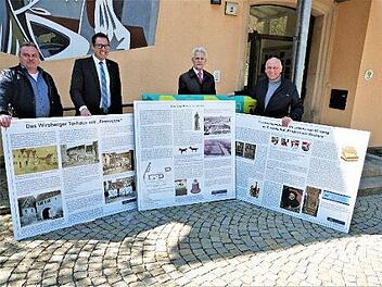 Mit den Spendengeldern des Lions-Clubs Kulmbach-Passenburg ließ die Marktgemeinde Wirsberg kulturhistorische Informationstafeln anschaffen. Unser Bild zeigt (von links) Raimund Schramm von der Gäste-Information, Lions-Präsident Benedikt Drempetic, Lions-Mitglied Gunter Heckel und Bürgermeister Hermann Anselstetter. Foto: Werner Reißaus