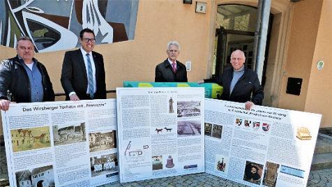 Mit den Spendengeldern des Lions-Clubs Kulmbach-Passenburg ließ die Marktgemeinde Wirsberg kulturhistorische Informationstafeln anschaffen. Unser Bild zeigt (von links) Raimund Schramm von der Gäste-Information, Lions-Präsident Benedikt Drempetic, Lions-Mitglied Gunter Heckel und Bürgermeister Hermann Anselstetter. Foto: Werner Reißaus