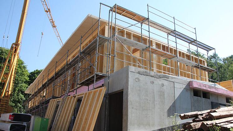 Die Fertigteile stehen zum Einbau bereit. Sie wurden in den Haßbergen gefertigt. Foto: Ulrike Müller