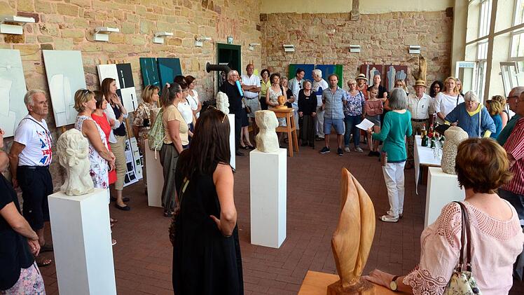 Zur Vernissage luden VHS und Kursteilnehmer der "Kunst-Werk-Statt" in die Orangerie der oberen Saline - wo die Werke noch bis zum 7. Juli ausgestellt sind.Peter Rauch