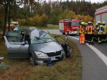 Schwerer Unfall an der Autobahnanschlussstelle Neudrossenfeld: Eine junge Fahrerin wurde mit schweren Kopfverletzungen ins Krankenhaus gebracht. Foto: Jürgen Gärtner