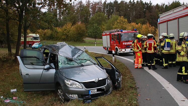 Schwerer Unfall an der Autobahnanschlussstelle Neudrossenfeld: Eine junge Fahrerin wurde mit schweren Kopfverletzungen ins Krankenhaus gebracht. Foto: Jürgen Gärtner