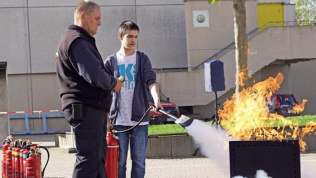Thomas Walther weist einen Sch&uuml;ler in die richtige Handhabung eines Feuerl&ouml;schers ein. Fotos: Alfred Thieret