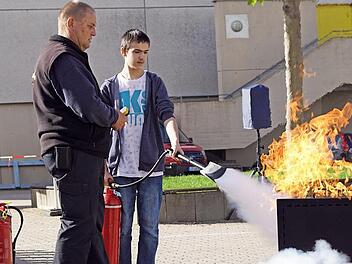 Thomas Walther weist einen Schüler in die richtige Handhabung eines Feuerlöschers ein. Fotos: Alfred Thieret