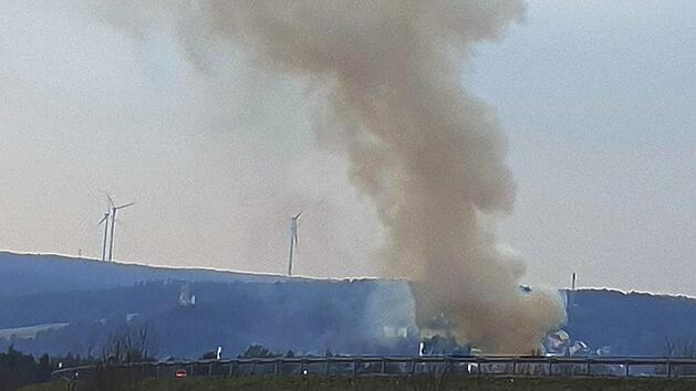 Ein große Rauchwolke stieg Dienstagmittag aus dem Wald in der Nähe des Jugendzeltplatzes  hoch. Foto: Dieter Britz