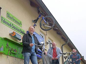 Alles, was der Radler braucht: Im Ebensfelder Gemeindeteil Oberbrunn steht die wohl einzige ehrenamtlich betriebene Service-Station auf dem 600 Kilometer langen Main-Radweg. Olaf Märkl, Jan Schlichting und Stefan Wagner-Baumeister (von links) zählten zu denen, die die Idee für den Service hatten.