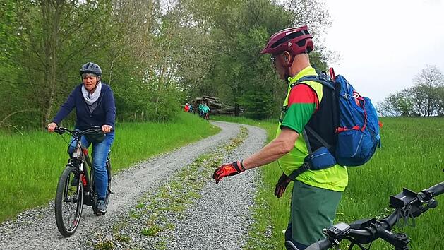 Auf unterschiedlichen Untergr&uuml;nden wurde das richtige Bremsen mit dem E-Bike ge&uuml;bt.Reiner R&ouml;ckelein (rechts) gibt Tipps. Foto: Marion Eckert
