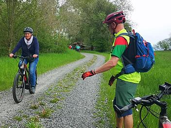 Auf unterschiedlichen Untergründen wurde das richtige Bremsen mit dem E-Bike geübt.Reiner Röckelein (rechts) gibt Tipps. Foto: Marion Eckert