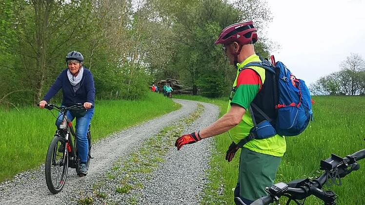 Auf unterschiedlichen Untergründen wurde das richtige Bremsen mit dem E-Bike geübt.Reiner Röckelein (rechts) gibt Tipps. Foto: Marion Eckert
