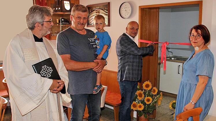 Das rote Band, das den Weg zur neuen Küche versperrte, zerschnitt Bürgermeister Michael Kastl (zweiter von rechts). Links Pater Rudolf Götz OSA, daneben Fabian Seuberling, der stellvertretende Vorsitzende des Feuerwehrvereins mit seinem Sohn. Ganz...