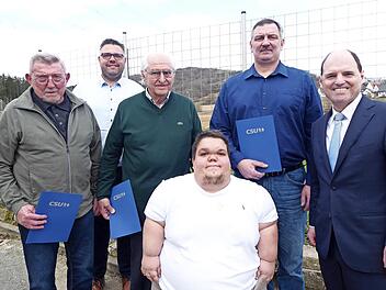 Ehrungen standen beim CSU-Ortsverband Weilersbach an (v. l.):  Anton Weisel, Bürgermeister Marco Friepes, Gerhard Scheu, Walter Eckert, MdL Michael Hofmann und (vorne) Vorsitzender Patrick Friepes.
