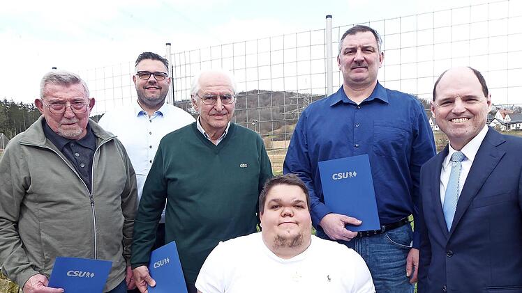Ehrungen standen beim CSU-Ortsverband Weilersbach an (v. l.):  Anton Weisel, Bürgermeister Marco Friepes, Gerhard Scheu, Walter Eckert, MdL Michael Hofmann und (vorne) Vorsitzender Patrick Friepes.