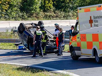 Auto überschlägt sich auf B8-Ausfahrt im Kreis Fürth