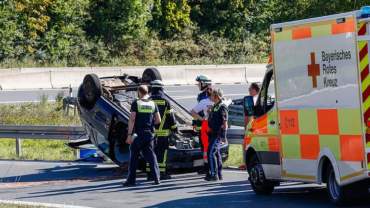 Auto überschlägt sich auf B8-Ausfahrt im Kreis Fürth
