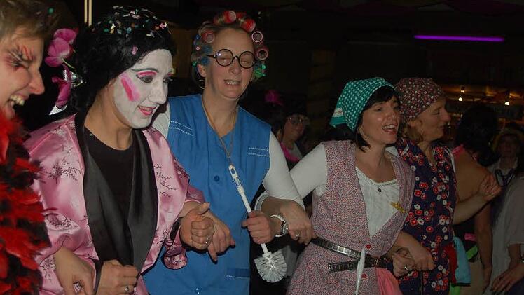 Auf der Tanzfläche amüsierten sich Weiber aller Generationen.