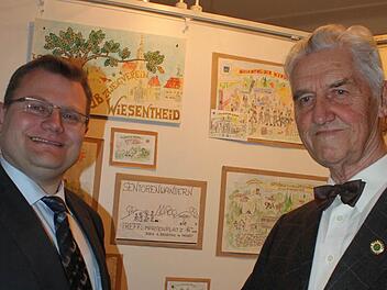 Bürgermeister Werner Knaier und Künstler Walter Lauritsch eröffneten am Samstag die Ausstellung "Schmunzelträume". Foto: Zapf