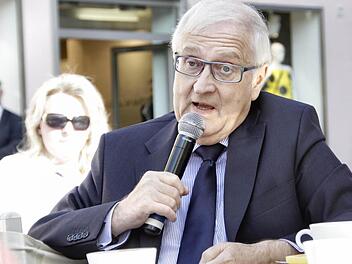 Rhetorisch brillant spricht Rainer Brüderle über Politik so eindringlich, wie ein Prediger von der Kanzel. Allerdings redet der FDP-Star zur Tea-Time in Forchheim in einem Café am Rathausplatz lieber über Geld statt Gott. Foto: Nikolas Pelke