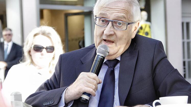 Rhetorisch brillant spricht Rainer Brüderle über Politik so eindringlich, wie ein Prediger von der Kanzel. Allerdings redet der FDP-Star zur Tea-Time in Forchheim in einem Café am Rathausplatz lieber über Geld statt Gott. Foto: Nikolas Pelke