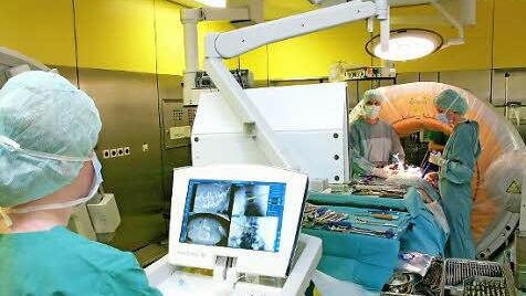 Krankenhaus-Hightech heute: Leitender Arzt Arek Kosmala und sein OP-Team nutzen die hochmoderne Technik des O-Arms vor allem für komplizierte Eingriffe an der Wirbelsäule.