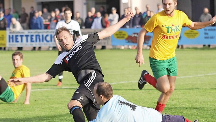 Kein Zweifel: Elfmeter für Sand. Bambergs Torwart Daniel Horcher kommt zwar auch irgendwie an den Ball, bringt aber zuvor Sands Thorsten Schlereth zu Fall. Daniel Rinbergas verwandelte zum 1:0. Foto: Ralf Naumann