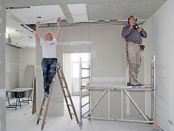 Die Trockenbauer Thomas Glocker und Michael Böhm arbeiten mit Hochdruck. In dem einst großen Raum sind bereits einzelne Patientenzimmer entstanden. Foto: Sonja Adam