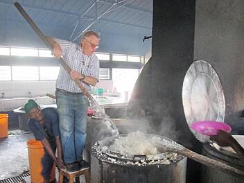 Das war selbst für "Sternwirt Alfred" Neuland. Mit Baumstämmen als Rührlöffel in riesigen Kesseln hatte der gestandene Koch aus der Rhön bei der Essenszubereitung so seine Schwierigkeiten. Foto: Archiv Alfred Schäfer