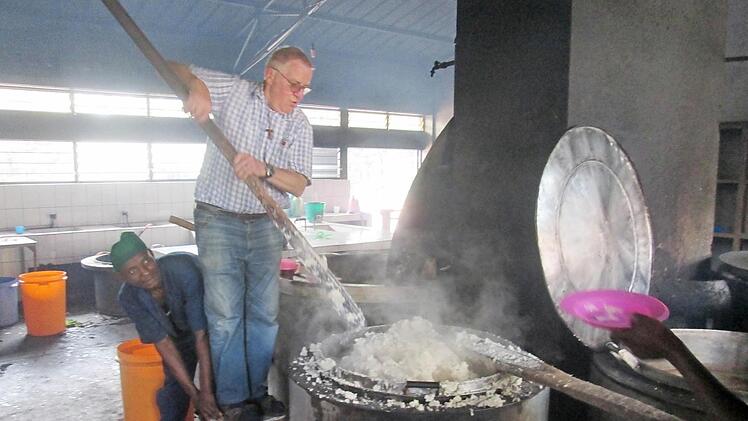 Das war selbst für "Sternwirt Alfred" Neuland. Mit Baumstämmen als Rührlöffel in riesigen Kesseln hatte der gestandene Koch aus der Rhön bei der Essenszubereitung so seine Schwierigkeiten. Foto: Archiv Alfred Schäfer