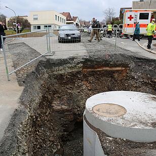 Autofahrer in Hof stürzt mit Pkw in Baugrube