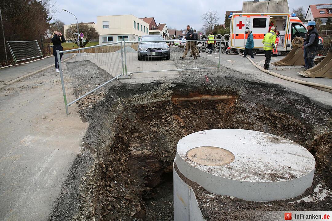 Autofahrer in Hof stürzt mit Pkw in Baugrube