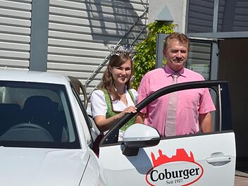 Direktor Ludwig Weiß macht Milchkönigin Sonja Wagner mit einem "königlichen Dienstwagen" mobil. Foto: Rainer Lutz