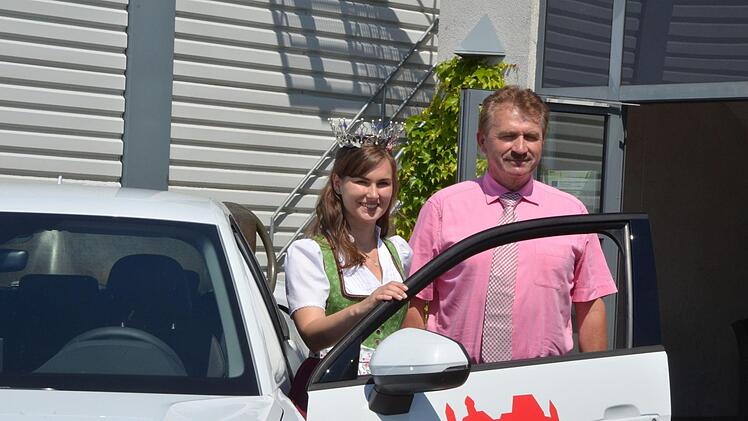 Direktor Ludwig Weiß macht Milchkönigin Sonja Wagner mit einem "königlichen Dienstwagen" mobil. Foto: Rainer Lutz