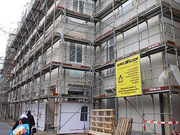 "Wir wissen noch nicht genau, wann wir öffnen - aber es wird pünktlich sein" verkündet ein Plakat an der Fassade des Hauses Mauer 12. Jetzt steht der Termin: Am 8. Januar nimmt die Wohnbau hier, im ehemaligen Modehaus, ihren Betrieb auf.Ulrike Nauer