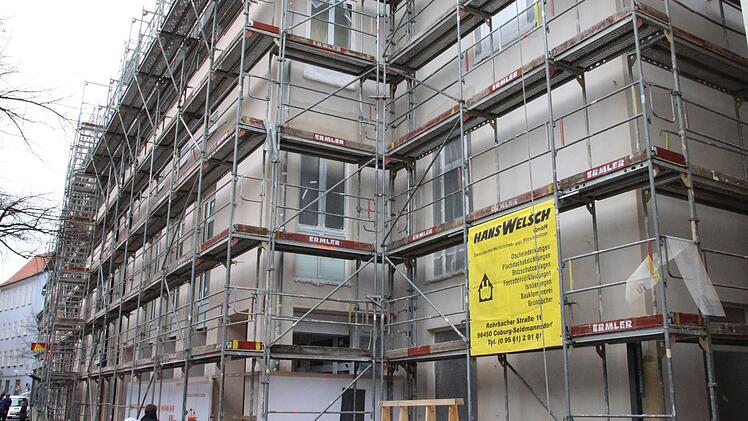 "Wir wissen noch nicht genau, wann wir öffnen - aber es wird pünktlich sein" verkündet ein Plakat an der Fassade des Hauses Mauer 12. Jetzt steht der Termin: Am 8. Januar nimmt die Wohnbau hier, im ehemaligen Modehaus, ihren Betrieb auf.Ulrike Nauer