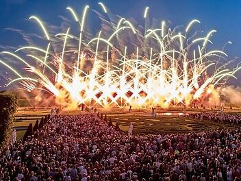 Ob in die Aischauen genauso viele Zuschauer kommen wie zum internationalen Feuerwerkswettbewerb nach Hannover (unser Bild), lässt sich im Vorfeld nicht sagen. Ein buntes Spektakel wird es zum Abschluss des Höchstadter Kulturfeuerwerks auf jeden Fall geben. Foto: Peter Steffen, dpa