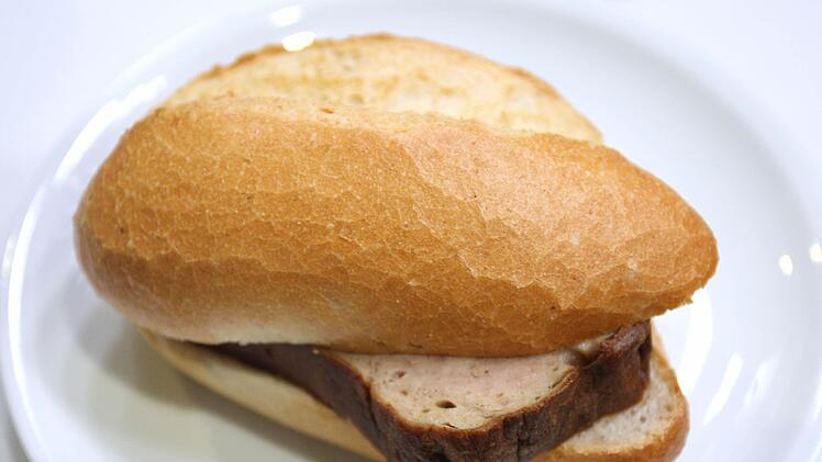 Leberk&auml;se im Br&ouml;rchen - so lecker, dass man kriminell wird? Foto: Karl-Josef Hildenbrand dpa