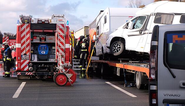 Mehrere Lastwagen kollidieren auf der A3 bei Erlangen