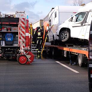Mehrere Lastwagen kollidieren auf der A3 bei Erlangen