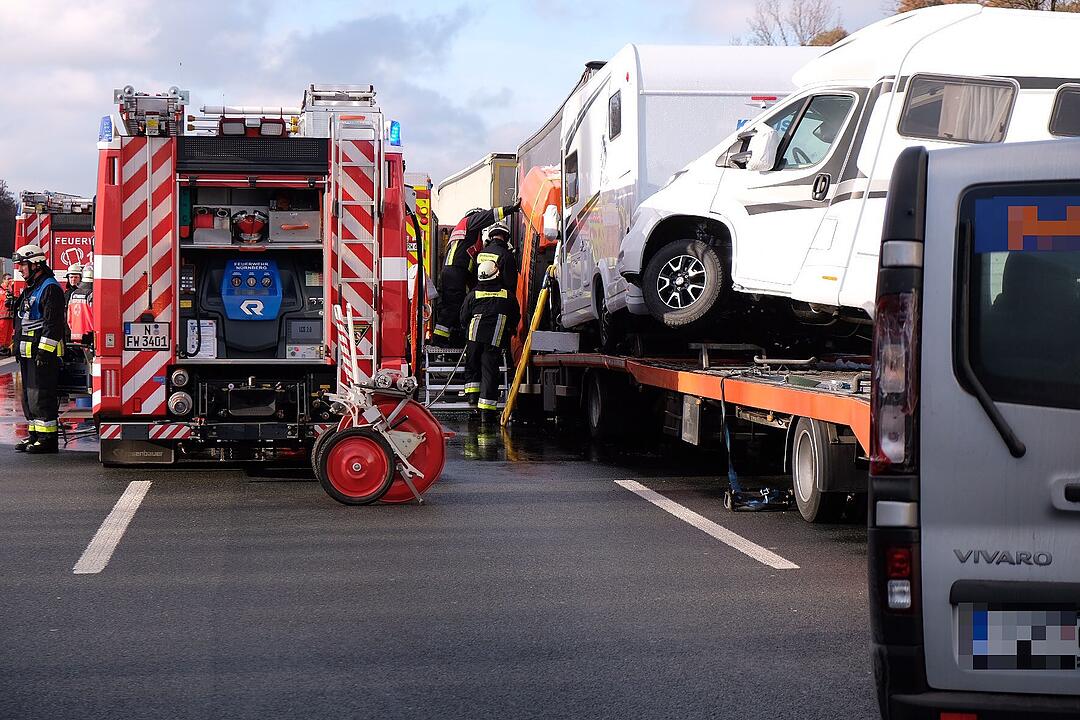 Mehrere Lastwagen kollidieren auf der A3 bei Erlangen
