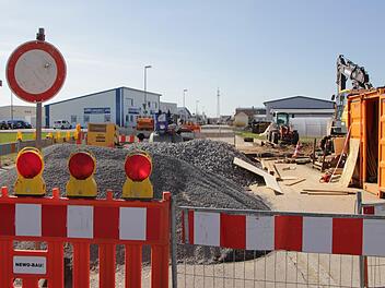 Wegen Kanalarbeiten ist die Große Bauerngasse  in Höchstadt gesperrt. In nördliche Richtung erschließt die Stadt eine Freifläche für neues Gewerbe mit einer Stichstraße und einem Wendeplatz.  Foto: Christian Bauriedel